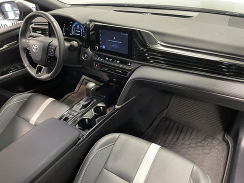 Used 2025 Toyota Camry SE image 7