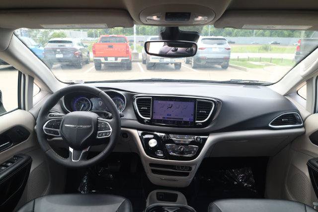 Certified 2024 Chrysler Pacifica Touring-L FWD image 13