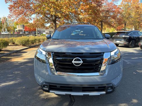 New 2025 Nissan Pathfinder Platinum image 2