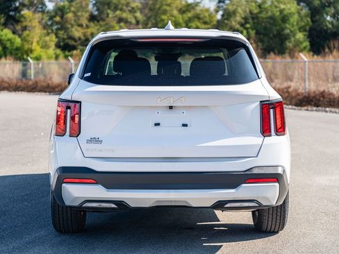 Used 2025 Kia Sorento LX image 6
