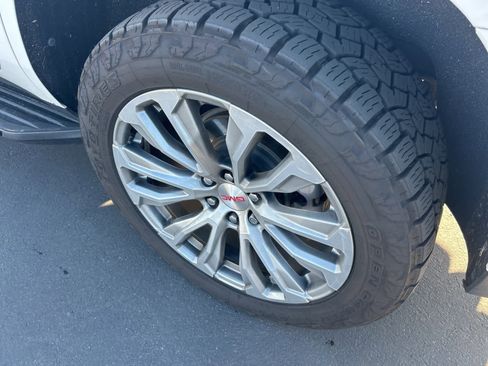 Used 2021 GMC Yukon Denali w/ LPO, Illumination Package image 16