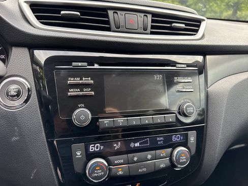 Used 2016 Nissan Rogue SV FWD image 18