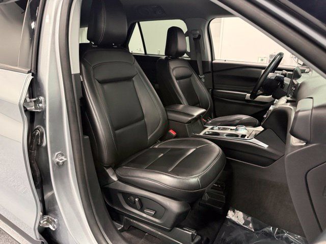 Used 2024 Ford Explorer XLT w/ Equipment Group 202A AWD/4WD image 32