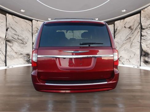 Used 2013 Chrysler Town & Country Touring-L image 7