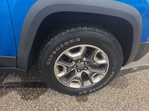 Used 2019 Jeep Cherokee Trailhawk AWD/4WD image 11