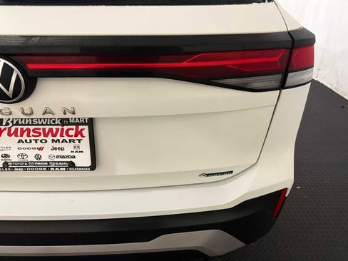 Certified 2025 Volkswagen Tiguan SE w/ Panoramic Sunroof Package image 18