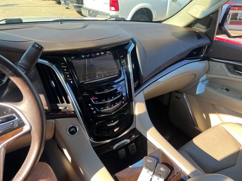 Used 2017 Cadillac Escalade ESV Luxury image 12