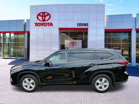 Used 2023 Toyota Highlander LE image 9