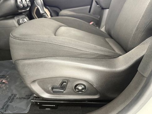 Used 2015 Jeep Renegade Latitude w/ Popular Equipment Group image 10