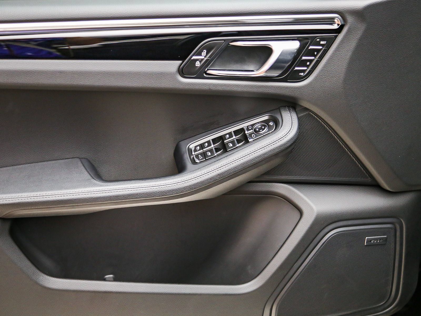 Certified 2025 Porsche Macan AWD/4WD image 27