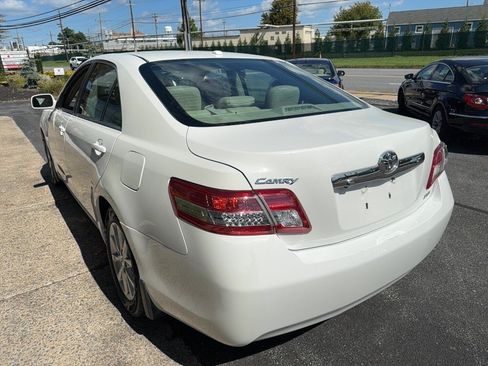 Used 2011 Toyota Camry XLE w/ SE/XLE Extra-Value Pkg FWD image 4