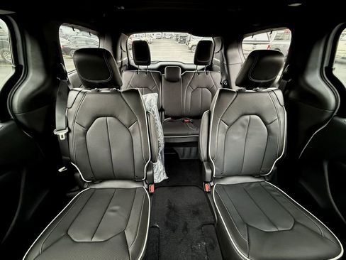 New 2026 Chrysler Pacifica Limited w/ Uconnect Theater Family Group image 31