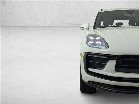 Certified 2025 Porsche Macan image 12
