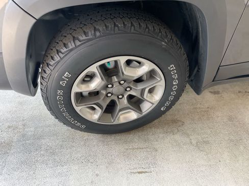 Used 2019 Jeep Cherokee Trailhawk w/ Cold Weather Group AWD/4WD image 10
