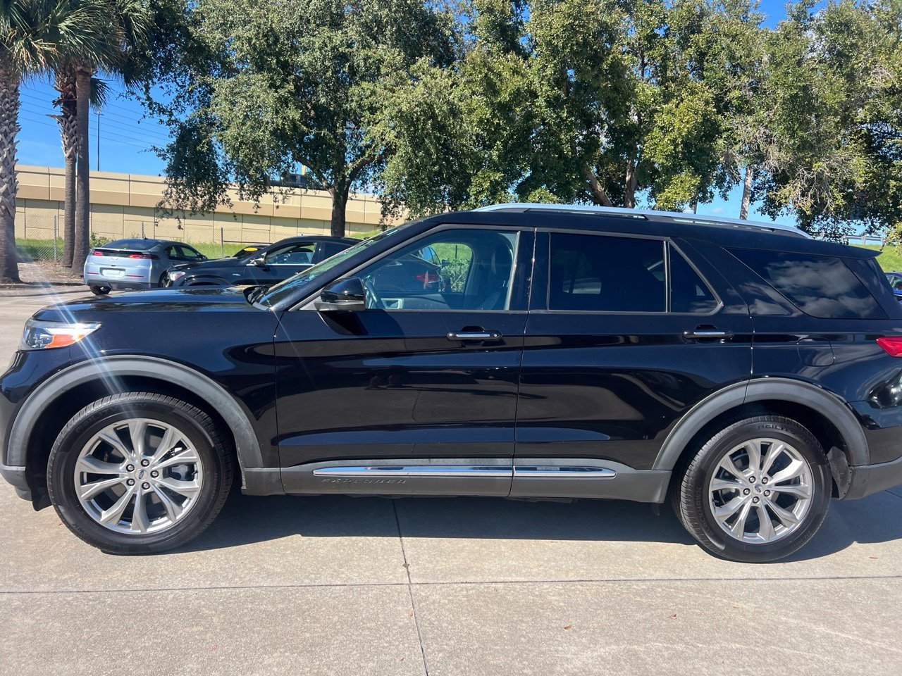 Used 2021 Ford Explorer Limited w/ Equipment Group 301A RWD image 2