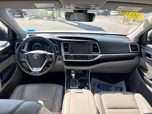 Used 2018 Toyota Highlander Limited AWD/4WD image 17