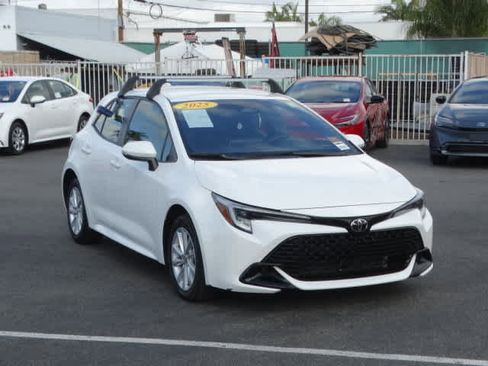 Used 2025 Toyota Corolla SE image 2