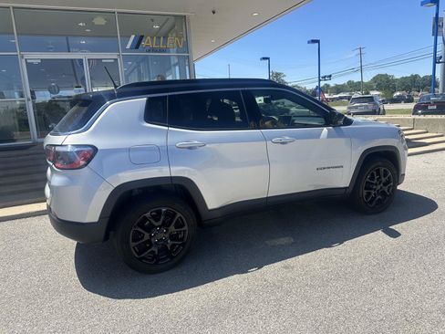 Used 2025 Jeep Compass Limited AWD/4WD image 13