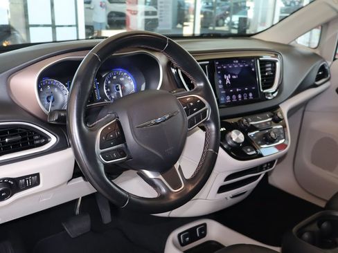 Used 2018 Chrysler Pacifica Touring-L w/ Premium Audio Group FWD image 19