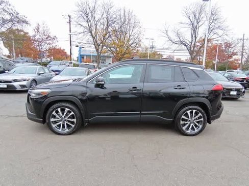 Used 2024 Toyota Corolla Cross XLE image 3