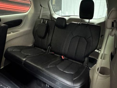 Used 2024 Chrysler Pacifica Limited FWD image 14