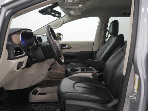 Used 2019 Chrysler Pacifica Touring-L w/ Advanced Safetytec Group FWD image 22