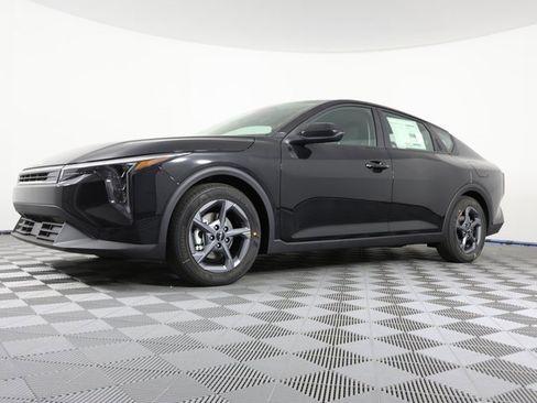 Used 2025 Kia K4 LXS image 1