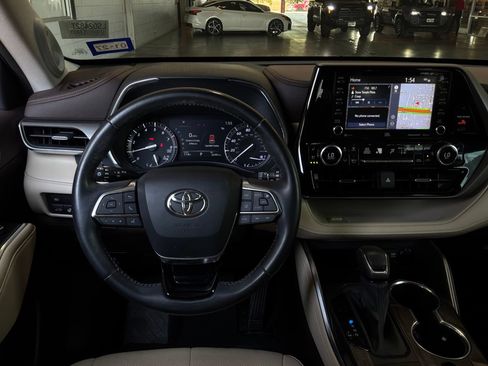 Used 2020 Toyota Highlander Limited FWD image 16