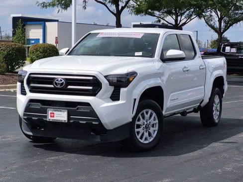 Certified 2025 Toyota Tacoma SR5 AWD/4WD image 2
