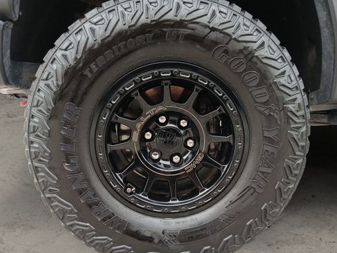 Used 2024 GMC Canyon AT4X w/ AT4X AEV Edition image 14