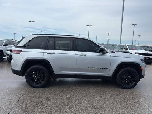 Used 2025 Jeep Grand Cherokee Altitude AWD/4WD image 4