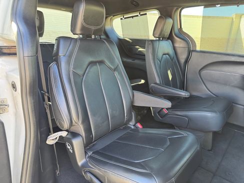 Used 2020 Chrysler Pacifica Touring-L AWD/4WD image 18