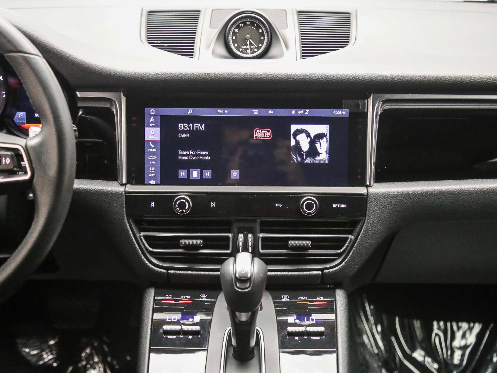 Certified 2022 Porsche Macan AWD/4WD image 17
