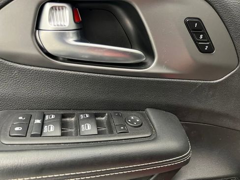 Used 2025 Chrysler Pacifica Select FWD image 12