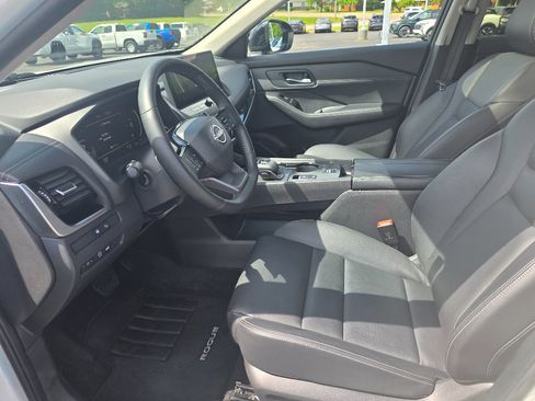 Used 2025 Nissan Rogue SL w/ Tech Package FWD image 13