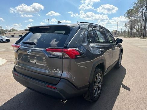 Used 2022 Toyota RAV4 XLE Premium image 10