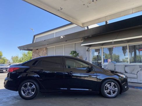 Used 2018 Ford Focus SE w/ SE Appearance Package FWD image 6