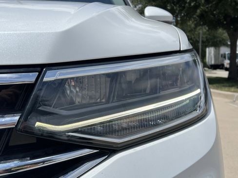 Used 2023 Volkswagen Tiguan SE w/ Panoramic Sunroof Package FWD image 6