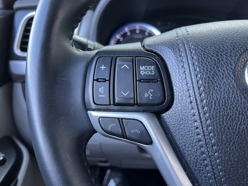 Used 2019 Toyota Highlander XLE image 25
