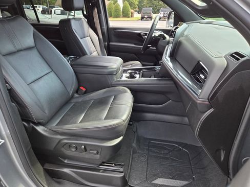 Used 2025 Chevrolet Suburban RST w/ Comfort Package AWD/4WD image 17