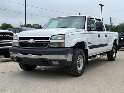 Used 2006 Chevrolet Silverado 2500 LT w/ Skid Plate Package AWD/4WD image 2
