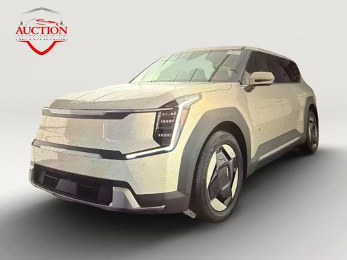 Used 2024 Kia EV9 Light Long Range RWD image 3