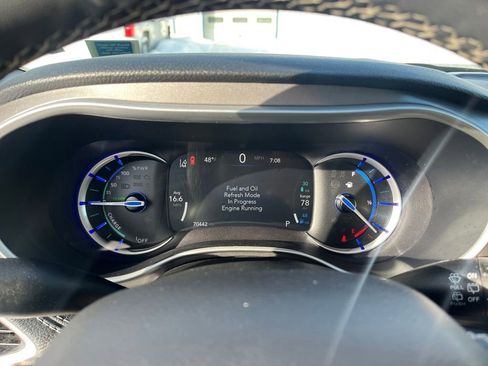 Used 2023 Chrysler Pacifica Touring-L image 22