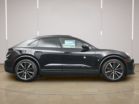 Certified 2025 Porsche Macan 4S Electric AWD/4WD image 31