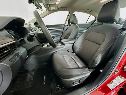 Used 2025 Nissan Altima 2.5 SV image 13