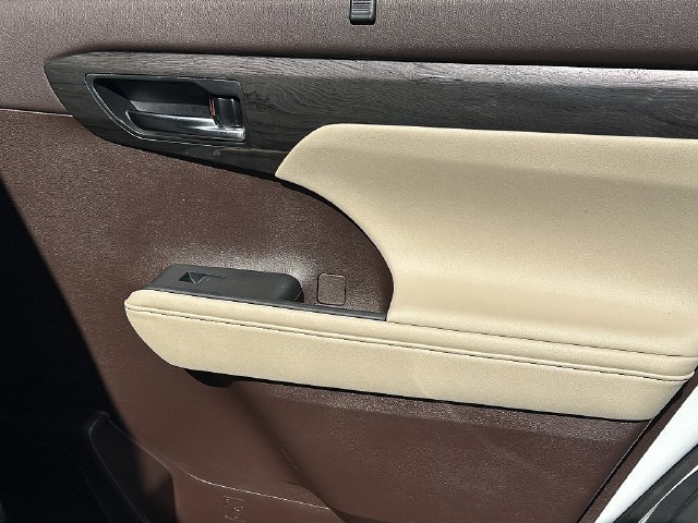 Used 2021 Toyota Highlander Platinum FWD image 13