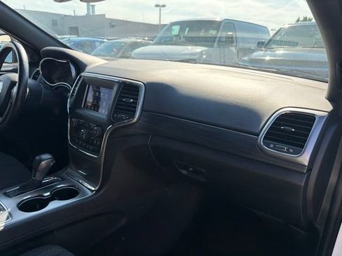 Used 2019 Jeep Grand Cherokee Laredo AWD/4WD image 24