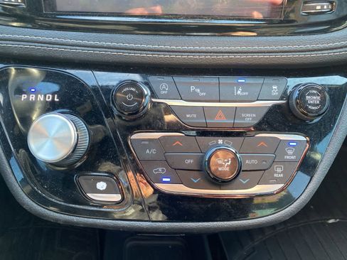 Used 2021 Chrysler Pacifica Touring w/ S Appearance Package image 15