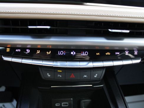 Used 2024 Cadillac XT4 Luxury image 35