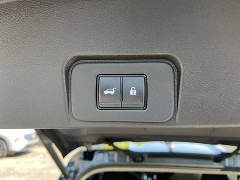 Used 2025 Nissan Rogue SV AWD/4WD image 23